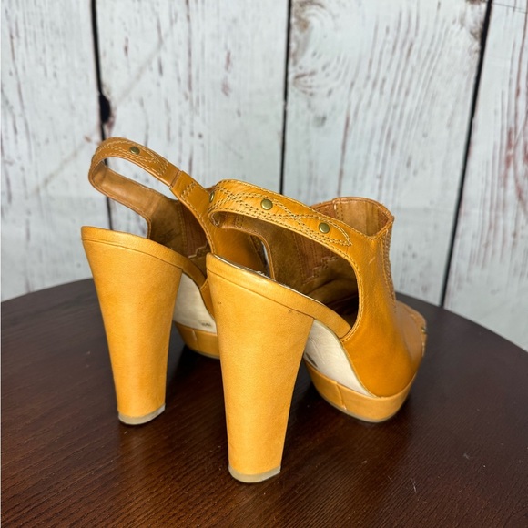 BCBGeneration Cognac Leather Peep toe Sling back 1” Platform 5.25” Heels size 7 - Picture 6 of 16